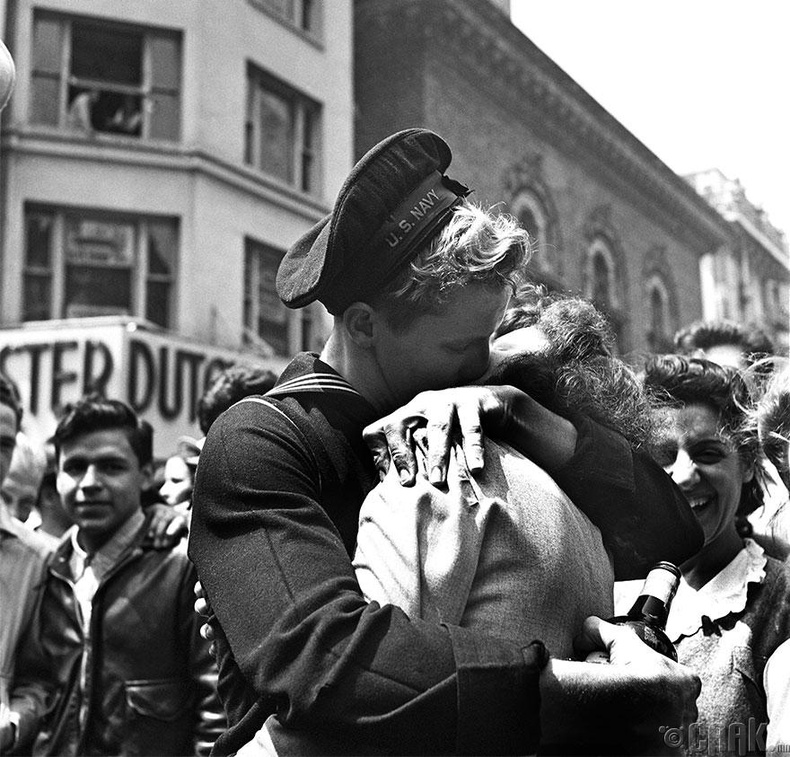 Ялалт, энх тайвныг тунхагласан үнсэлт, Нью-Йорк хот, 1945 оны 5-р сарын 8