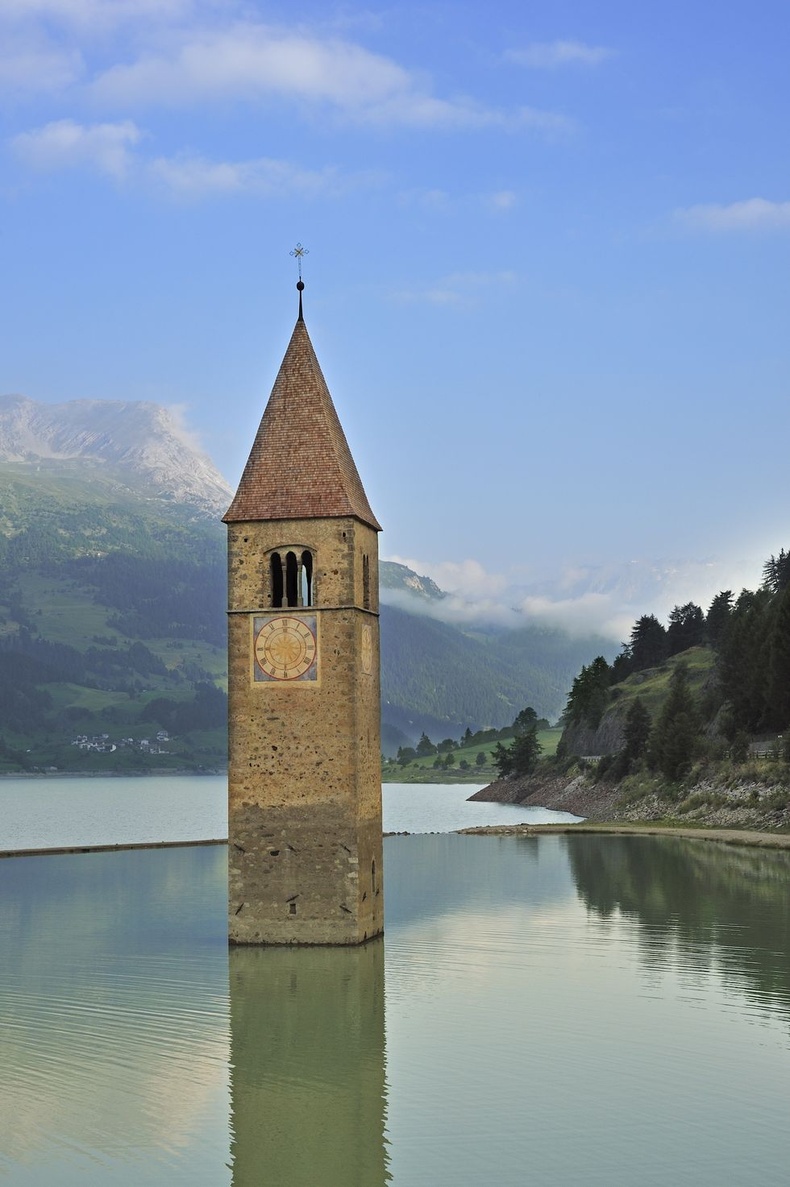 Италийн хамгийн том хиймэл нууруудын нэг болсон Резия нуур Итали, Швейцарийн хилийн ойролцоо байдаг.
