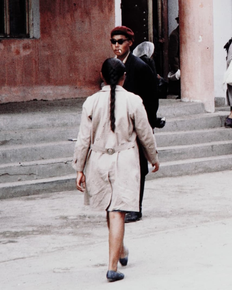 "Урт цагаан"-ы өмнүүр алхаж буй хүмүүс - Улаанбаатар, 1964