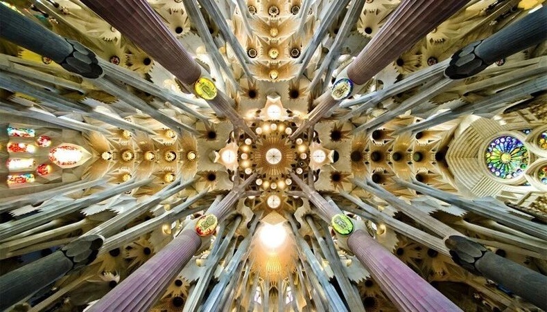 "La Sagrada Família" Роман-Католик сүмийн тааз, Барселон, Испани.
