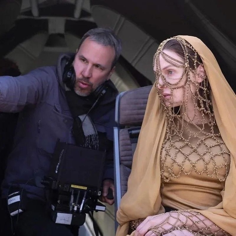 Найруулагч Денис Вильнев, жүжигчин Ребекка Фергюсон нар "Dune" киноны зураг авалтын үеэр.