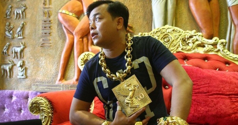 13 кг алт зүүж явдаг Вьетнам эр