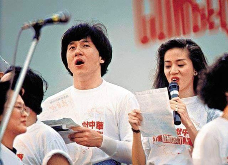Жэки Чан 1989 онд Тянь Ан мений жагсаалын үеэр