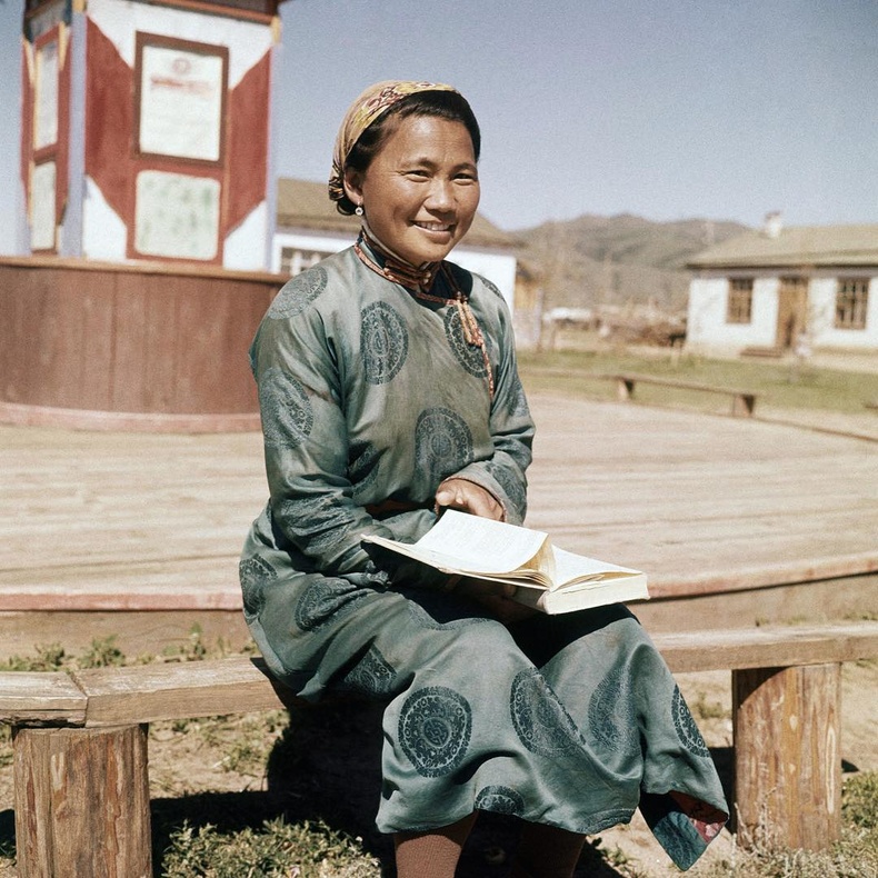 Ном уншиж буй эмэгтэй, 1962