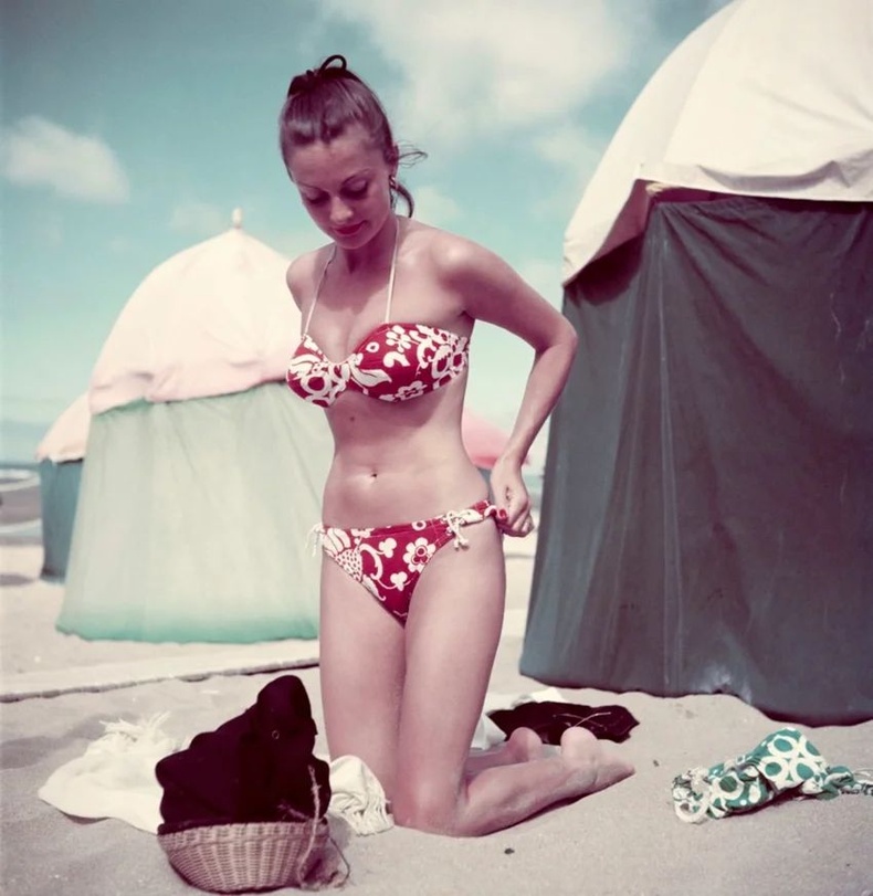 Францын Довилль хотын далайн эрэг дээрх усны хувцастай бүсгүй, 1951