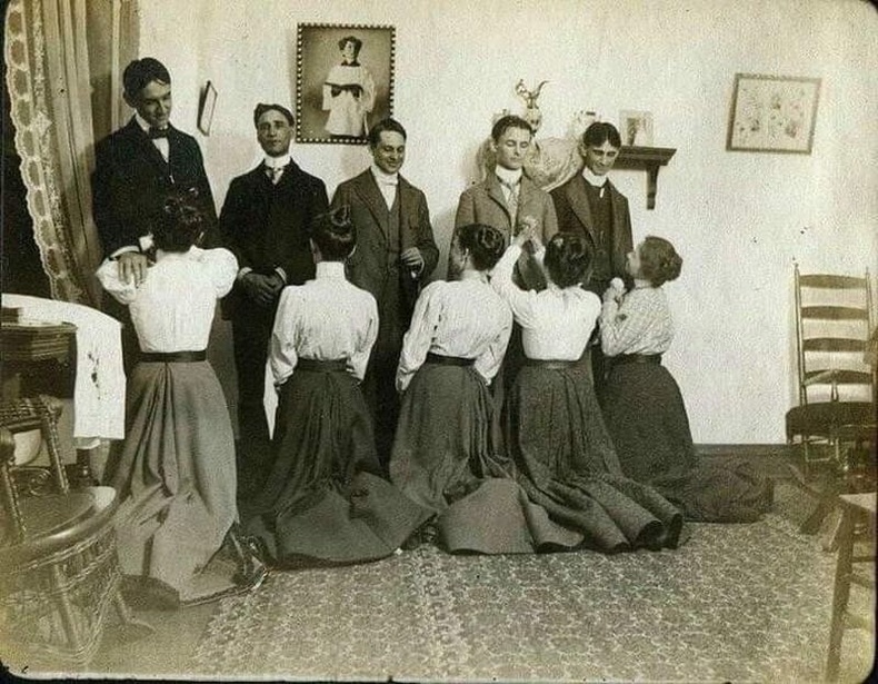 Бүсгүйчүүд "цагаан бүжиг"-т эрчүүдийн урьж байгаа нь, 1900