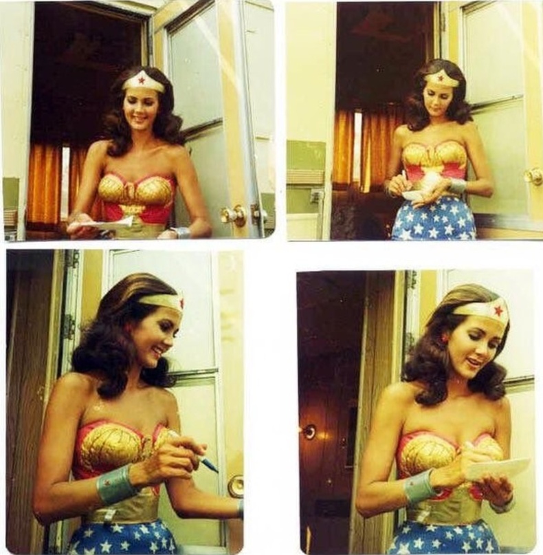 Wonder Woman-ийн анхны жүжигчин Линда Картер фэнүүддээ гарын үсгээ өгч байна (1976 он)
