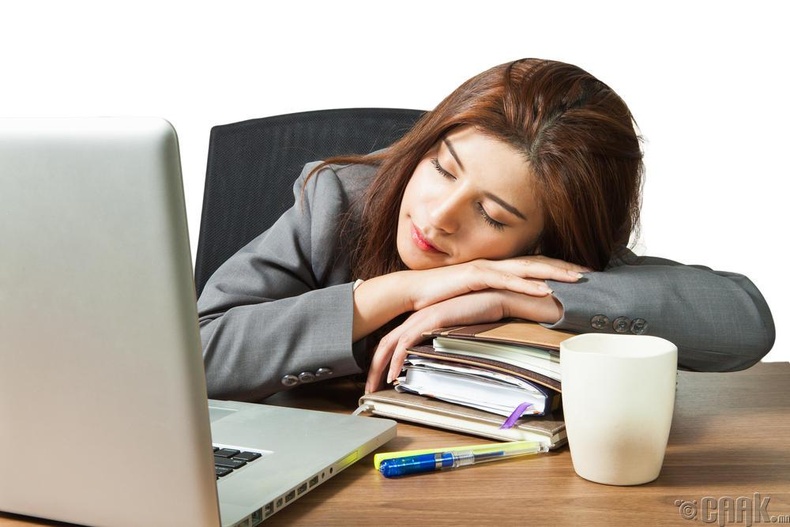 Ажлын эрч хүчтэй болох хамгийн шилдэг арга нь богино хугацааны турш унтах юм