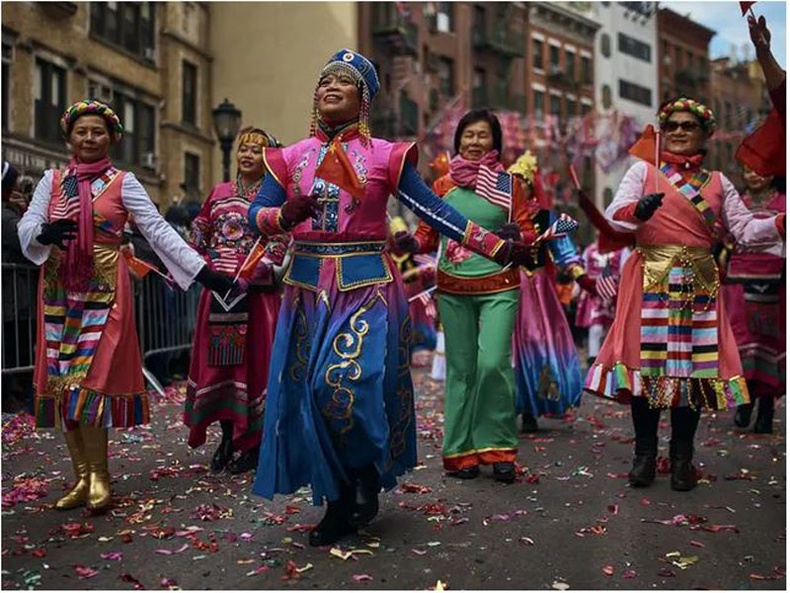 АНУ: Бүжигчид 2019 оны 2-р сарын 17-нд Нью Йорк хотын Хятад хороололд болсон Хятадын цагаан сарын парадын үеэр тоглолтоо хийв