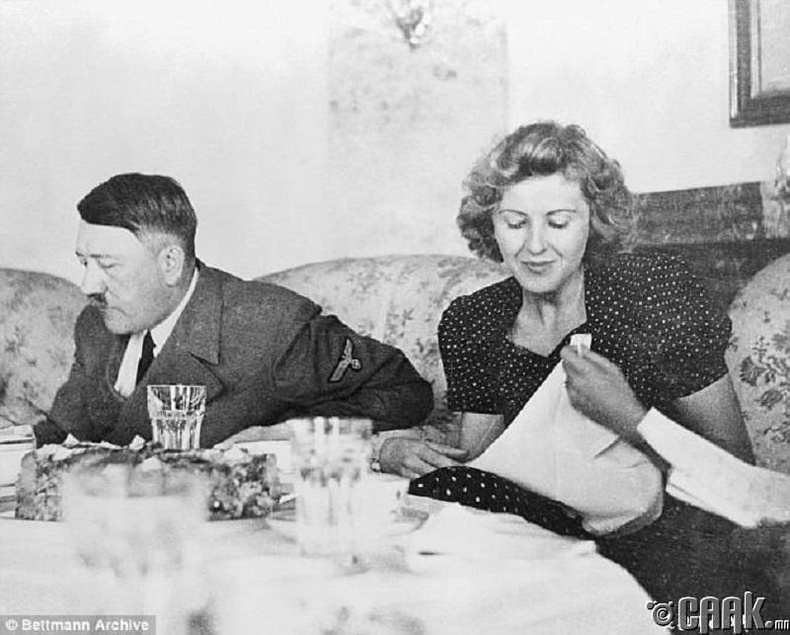 Берлинд хамт хооллож буй Гитлер Эва хоёр