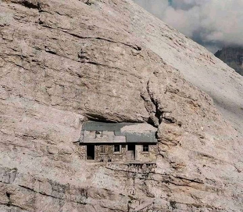 Дэлхийн 1-р дайны үед уулын энгэр дээр, 2760 метрийн өндөрт баригдсан хоргодох байр