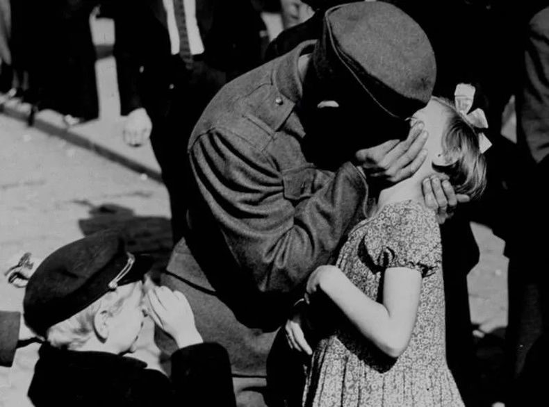 Дайнаас буцаж ирсэн Чех цэрэг охиноо үнсэж байгаа нь, 1938