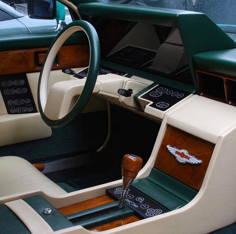 1982 оны Aston Martin Lagonda машины дотор салон