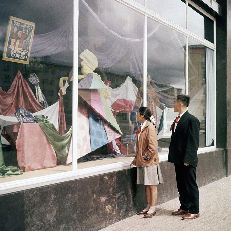 Дэлгүүрийн барааг сонирхож буй хос хоёр - Улаанбаатар, 1962