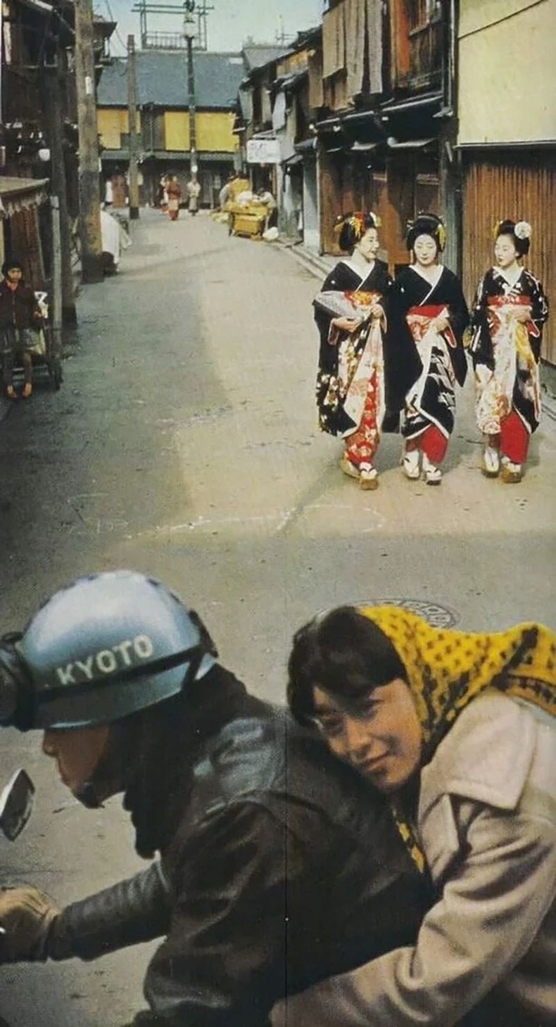 1960-аад оны Киото хотын гудамжаар мотоцикль хөлөглөн давхиж буй хоёр