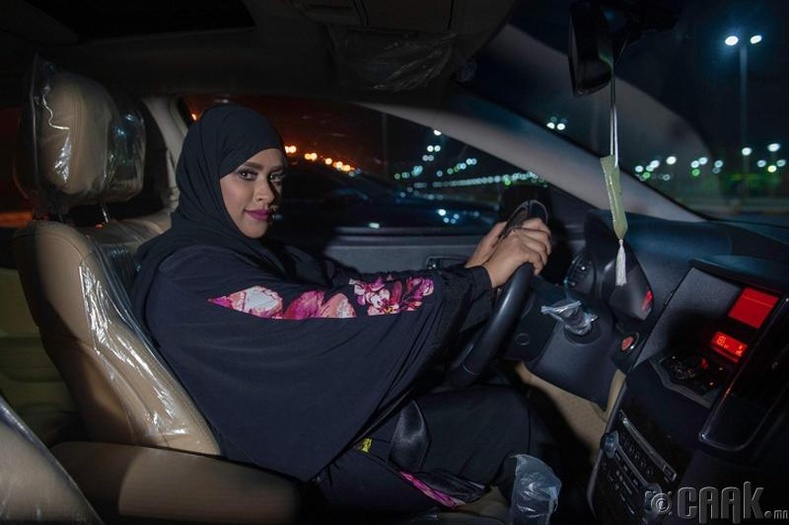 Саудын Араб эмэгтэйчүүдэд анх удаа жолоо барихыг зөвшөөрөв