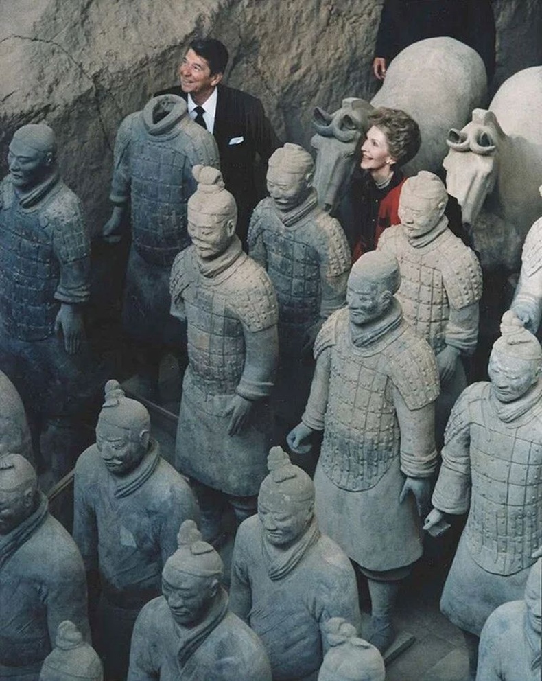 Рональд Рейган, Нэнси Рейган нар Хятадын шавар армийн дурсгал дээр зочилсон нь, 1984