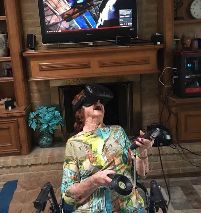 96 настай эмээ маань анх удаа VR тоглоом тоглож байгаа нь