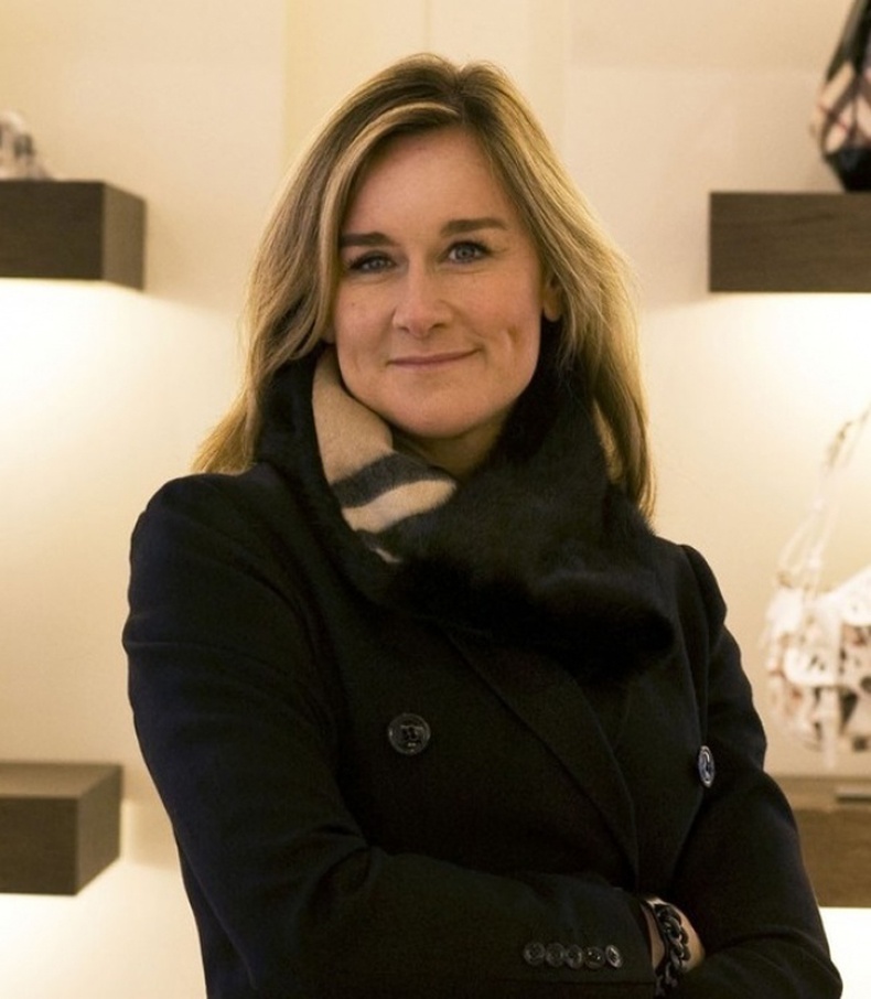 Анжела Арендс (Angela Ahrendts)-"Apple"-ын онлайн борлуулалтын дэд захирал