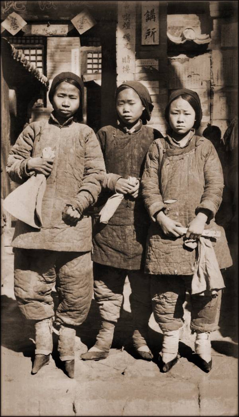 "Шувуун" хөлтэй охид - Ляо Чоу, Шаньси. 1920-иод он.