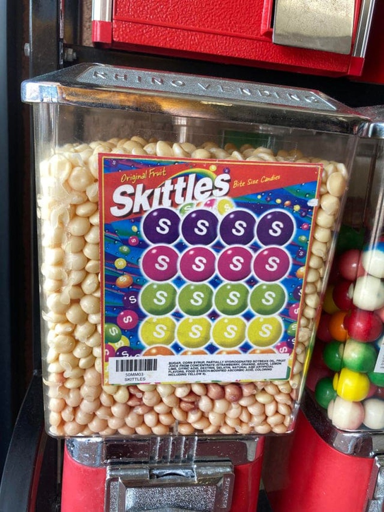 Автомат машин доторх Skittles чихэр бүгд өнгөө алджээ