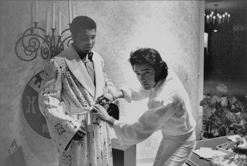 Дуучин Элвис Пресли Мухаммед Али-д эрдэнийн чулуун шигтгээтэй халат бэлэглэж байна, 1973