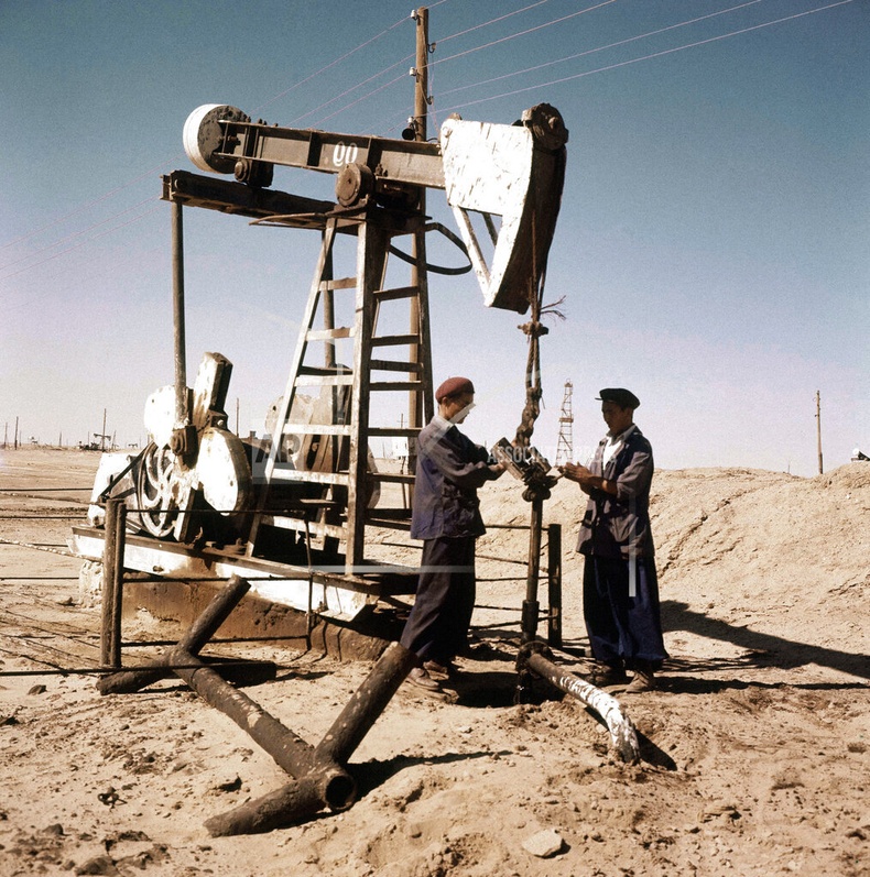 Газрын тос олборлож буй ажилчид, 1962