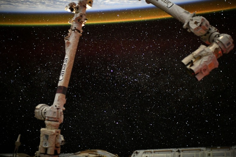 ОУСС-ын робот гар болон тэнгэрийн хаяа