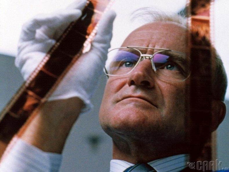 “One Hour Photo” (2002)