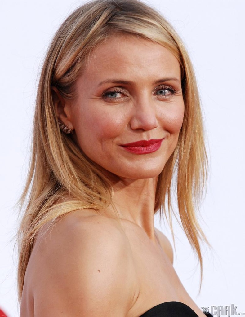 Камерон Диаз (Cameron Diaz) "Эвиан" брэндийн цэвэр усанд ордог