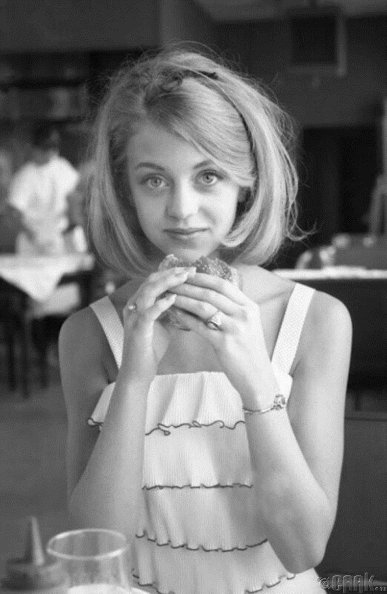 Голди Хоуны /Goldie Hawn/ бургер идэж байгаа нь, 1964.