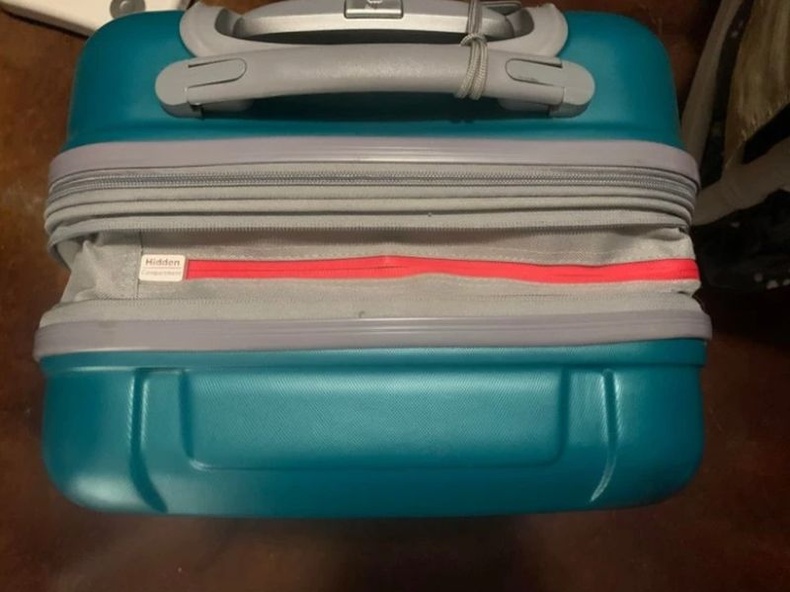"Саяхан аяллаар явж байхдаа чемодан маань нууц тасалгаатай гэдгийг олж мэдлээ"