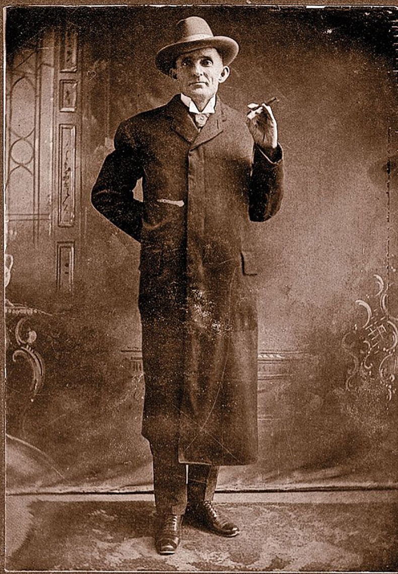 Өрнөдийн зартай хөлсний алуурчин Жеймс Браун Миллер буюу Алуурчин Жим. Тэрбээр цагдаагийн мэргэн бууч байсан бөгөөд хожим гэмт хэрэгтэн болон хувирсан юм. АНУ-ын Техас муж, 1887 он.