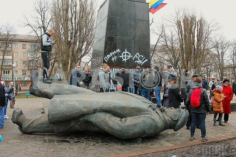Украин дахь Лениний хөшөөг буулгав