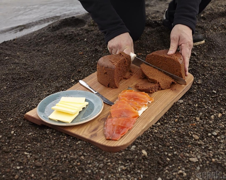 Өмнөд Исланд дахь галт уулын идэвхтэй бүсэд ухсан нүхэн дотор талх барьж болдог байна