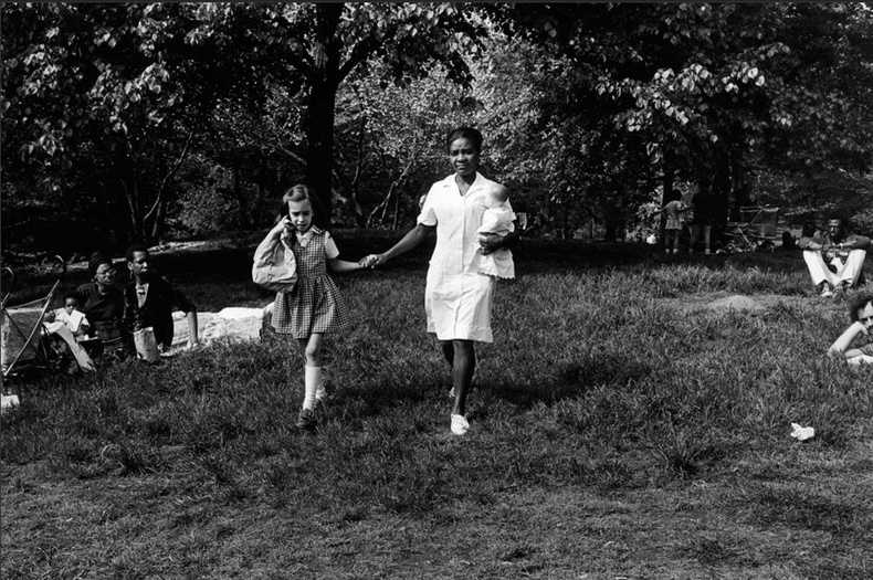 Төв парк дээр асрагчтайгаа салхилж буй охин. 1972 он