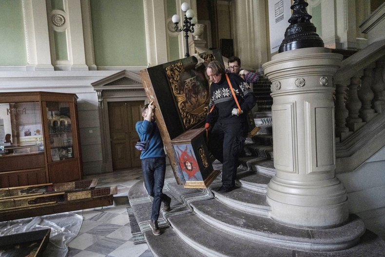 Орос цэргүүд Украины музейгээс алдартай урлагийн бүтээлүүд хулгайлжээ