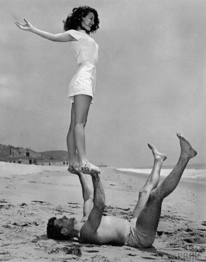Ава Гарднер болон Бэрт Ланкастер нарын далайн эргийн иог, 1946 он. /Ava Gardner, Bert Lancaster/
