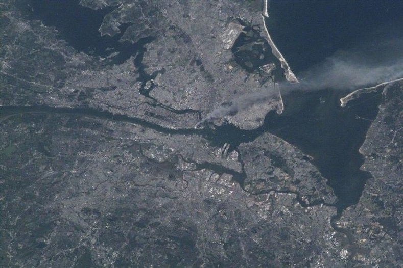 2001 оны 9-р сарын 11, Нью-Йорк хот.  Шатаж буй ихэр цамхаг. Олон улсын сансрын станцаас авсан зураг