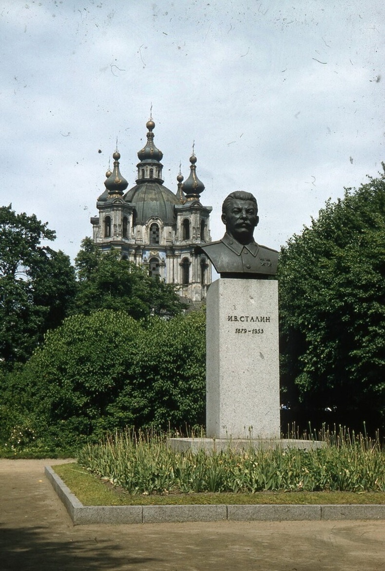 Хаягдсан сүм ба Сталины хөшөө