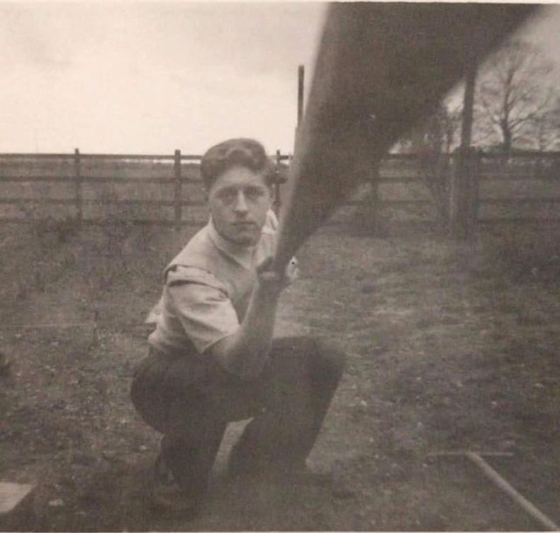 "Саваа модоор 1957 онд сэльфи хийж буй миний аав."