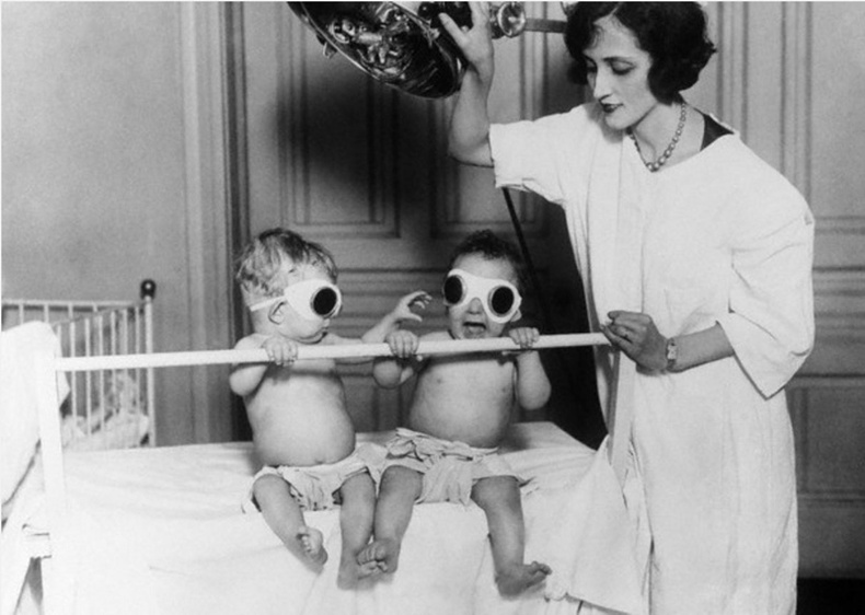 Д витамин нөхөх туяаны эмчилгээнд орж буй хүүхдүүд - 1925 он