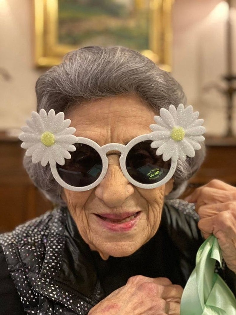 "99 настай эмээгийн маань жирийн төрх"