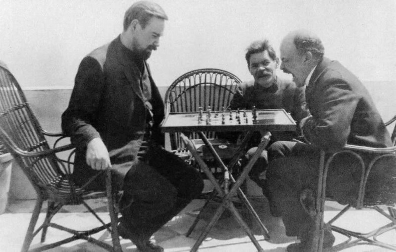 В.Ленин, физикч Александр Богданов нарын шатар тоглохыг зохиолч Максим Горький харж суугаа нь - Капри арал, 1908