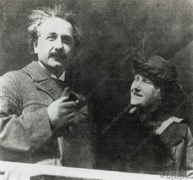 Эльза нь Альберт Эйнштейнтэй уулзах гэсэн хүмүүсийг хөөж туудаг, айлгадаг хүн байв