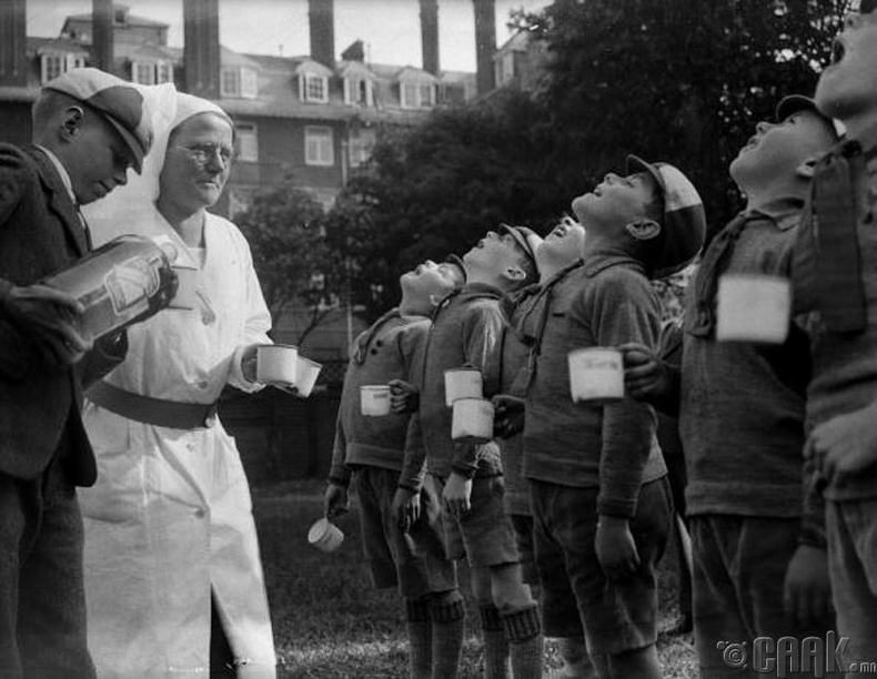 Сувилагчийн заавраар амаа зайлж буй хүүхдүүд - 1932 он