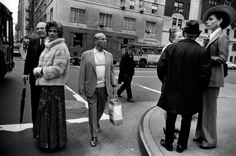 Гудамжны булангаар тор барин алхаж буй хүн. Хотын зүүн хэсэг. 1973 он