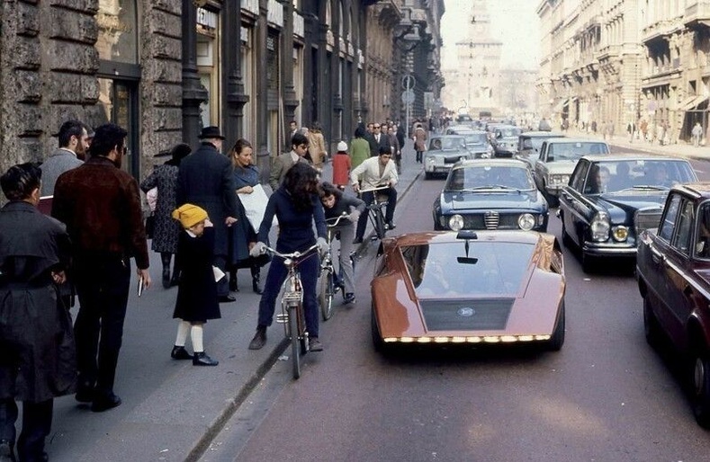 Lancia Stratos Zero машин Милан хотын гудамжинд, 1970