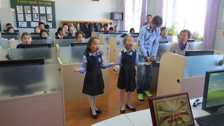 “Трансвест Монголиа компани” Нийслэлийн 34-р бүрэн дунд сургуульд гадаад хэлний цахим кабинет хандивлалаа