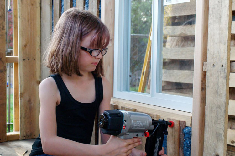 9 настай охин гэр оронгүйчүүдэд зориулан байшин барьжээ 